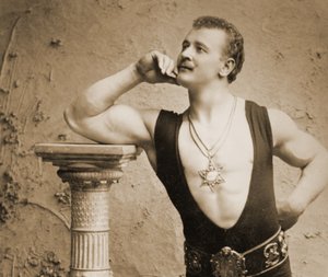 Eugen Sandow, in klassieke oude Grieks-Romeinse pose, ca.1894